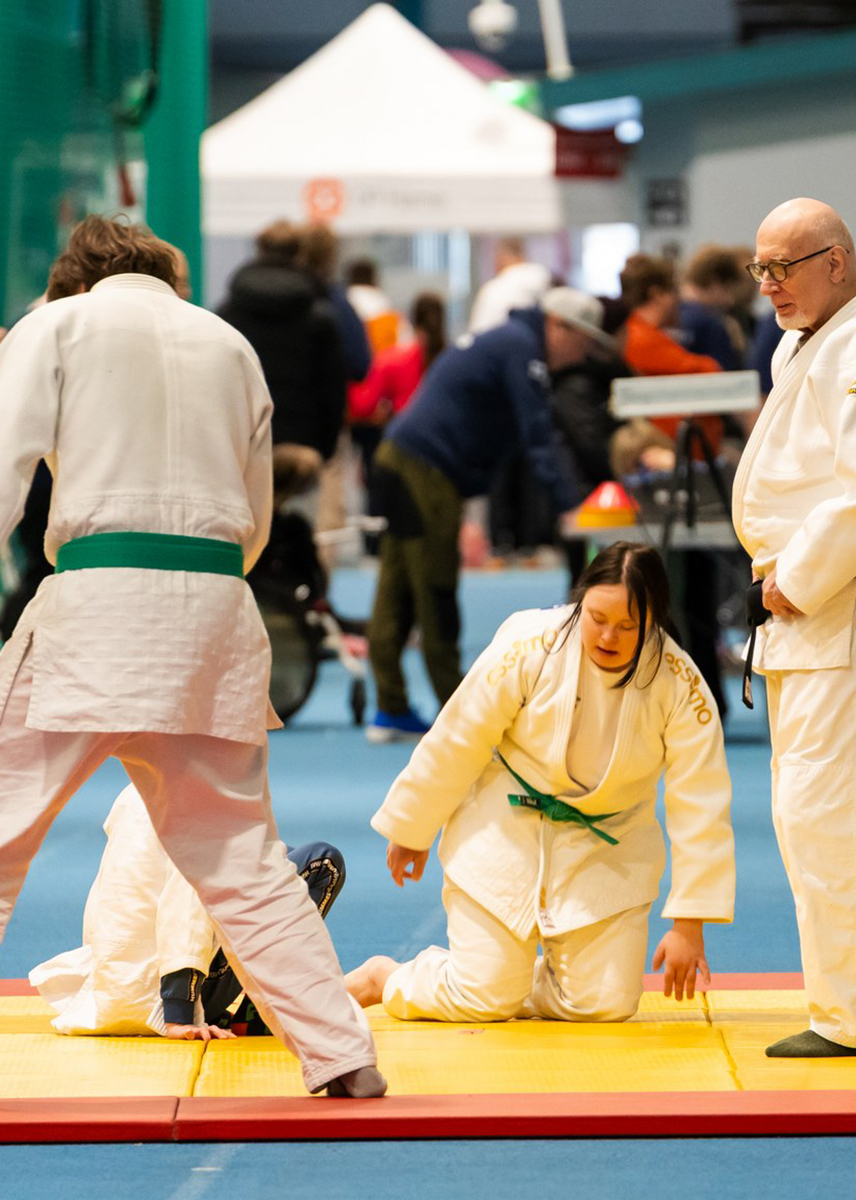 Kehitysvammainen tyttö judomatolla lajipisteellä.